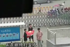 湖南一学校国旗被吹落，同学接力重新升起！学校：奖励一箱辣条图片