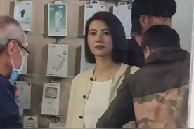 生图也惊艳！高圆圆化淡妆拍戏 王耀庆站着似小跟班图片