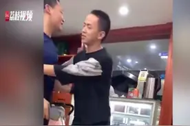 消防员吃夜宵被免单回赠两袋大米，网友：都是暖心的人图片
