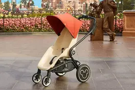 迪士尼乐园推出全新租赁童车，7周岁孩子也可以坐、躺，未来将增加蓝牙锁功能图片