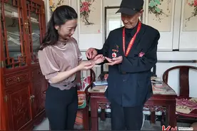 红色档案故事｜饶阳92岁老人捐出两枚纪念章图片