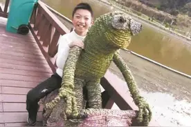 泉州：为老人撑伞的他 获得天天正能量奖图片
