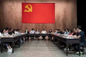 光荣！在《电波》舞台上入党，“李侠”扮演者王佳俊郑重宣誓……图片