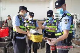 快递箱发出“沙沙”声并有异味，东兴民警打开一看：有情况图片
