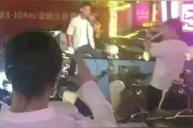 违停敞篷车上开直播，“网红”直接被举报，交警：是谁？图片