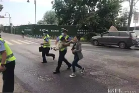 3名警察，3声喊话，3分钟奔袭，打开“抢救通道”图片