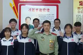 武警官兵进高中，向困难学生捐赠慰问金视频封面