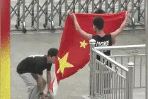 罚站后收到“奖励辣条”一箱！网友：还真是奖惩分明啊……图片