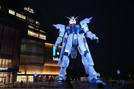 上海18米高达立像手和头会动全身多处会发光，今夜首次表演图片