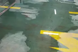 福州一小区地库漏水一年没修好，物业现场拍工作照被指作秀「新闻三剑客」图片