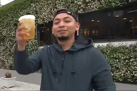 一份咖啡加几十份糖浆？！咖啡师吐槽顾客却被开除：加这么多料是把我们当机器人图片