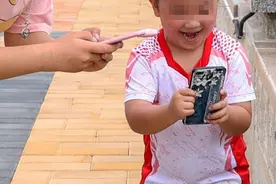 儿童盯着手机，父母深陷“屏幕焦虑”怎么办？这里有500个家庭的经验……图片