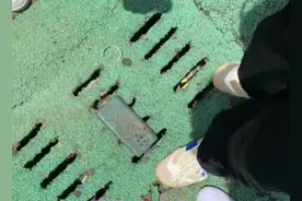 学生手机掉进下水道，呼唤“小爱同学”让其自己上来，得到神回复图片