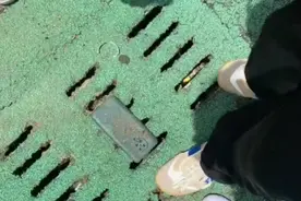学生手机掉进下水道，呼唤“小爱同学”让其自己上来，得到神回复图片