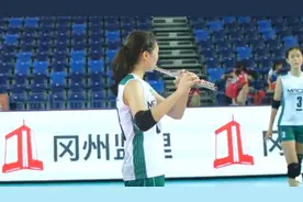 澳门女排青年队小将用长笛吹奏国歌，网友：这个声音听着就让人骄傲图片