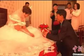 刷视频时发现新婚妻子正在与别人举行婚礼……图片