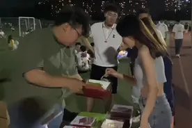 男生宿舍在操场卖蛋糕：卖不出去就当早饭视频封面