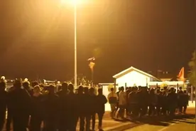 高三学生晚自习时列队夜跑，老师：释放压力，增强体质视频封面