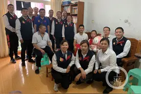 “爸爸走了，叔叔阿姨们永远都在你身边！”图片