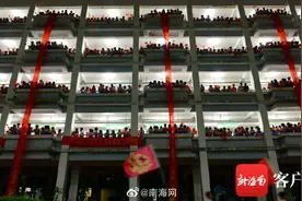 海口一中高三学生喊楼迎高考图片