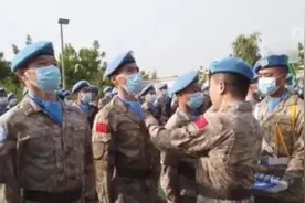 国际维和人员日｜中国维和官兵被授予“联合国和平荣誉勋章”图片