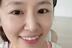 45岁林心如晒健身后素颜照 怼脸拍元气满满仍似少女图片