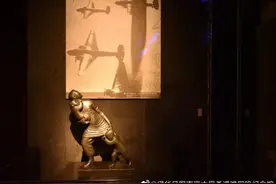 雕塑家滑田友与我馆雕塑《轰炸》图片