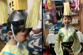 幼儿园儿童节走秀，妈妈用垃圾袋给儿子做“龙袍”视频封面