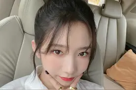 孟美岐剪刘海扎丸子头自拍 御姐秒变甜妹满屏少女感图片