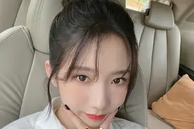 孟美岐剪刘海扎丸子头自拍 御姐秒变甜妹满屏少女感图片