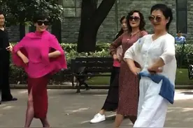 接地气！55岁刘嘉玲人群中跳广场舞 动作娴熟身姿轻盈图片