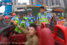​男子酒驾后车内昏睡 交警半小时都没叫醒图片