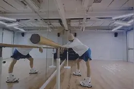李斯丹妮蒙眼跳舞一秒破功 网友直呼：每次都给我们带来惊喜图片