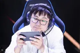 长在笑点上！沈腾戴眼镜打游戏 网友：像个慈祥的老奶奶图片