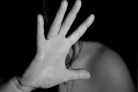 恐怖！32岁华人男子暴虐女友：扇巴掌、抽鞭子、掐烟头、强迫性交！终于判了图片
