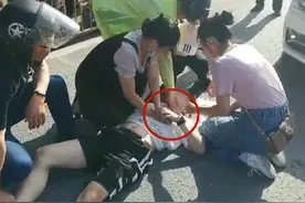 杭州城西骑电动车小伙车祸昏迷 两个姑娘一个按压一个人工呼吸 10多分钟奇迹发生……图片