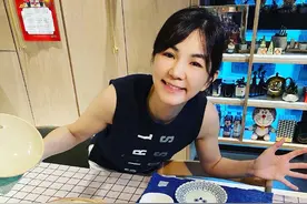 Ella家搞“陈门家宴”厨艺比赛 4岁儿子出镜为妈妈助威图片