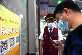 太方便了！开通首日，市民尝鲜刷支付宝乘武汉地铁图片