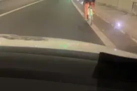 精神障碍患者高速路上危险骑行 民警紧急救援助力返家图片