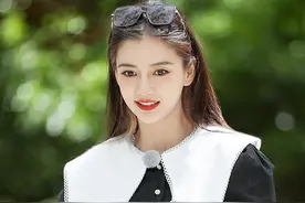 Baby黑色泡泡袖衬衫配披肩又美又飒 与宋雨琦苗苗同框颜值高图片