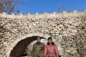 太羡慕！妻子过河摔一跤，丈夫5年用2万多块石头，造了一座“爱情桥”图片