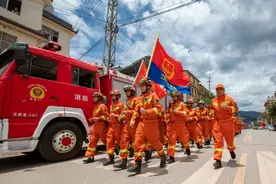 大理漾濞地震：云南消防鏖战点苍之西图片