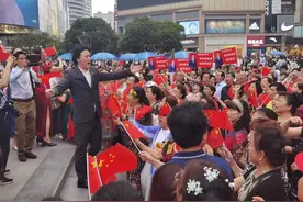场面壮观！成都春熙路千人“快闪”祝福党的生日图片