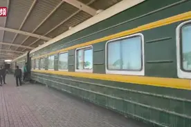 废弃火车变身民宿 丝路游中不一样的旅途体验视频封面
