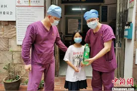 抗疫一线的广东医护人员：衣裤湿透 大腿内侧磨皮起泡图片