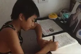 又双叒叕被考古了！王俊凯小时候批改粉丝信 直言：错别字不能忍图片