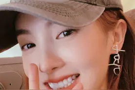 喜上加“喜”！金晨戴喜字耳环怼脸自拍 开心比V笑眼弯弯图片