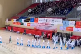 中大学子鼓掌感谢医护引刷屏，学生自愿当志愿者稳秩序图片