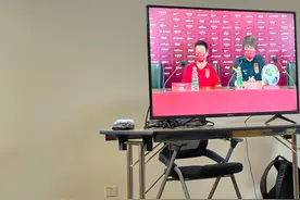 李铁：不要质疑武磊了，好好看球吧图片