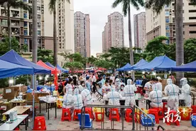 深圳横岗逾万人投身防疫一线，街坊骑车送解暑西瓜图片
